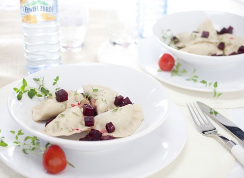 Pierożki cielęce z buraczkami duszonymi w occie.