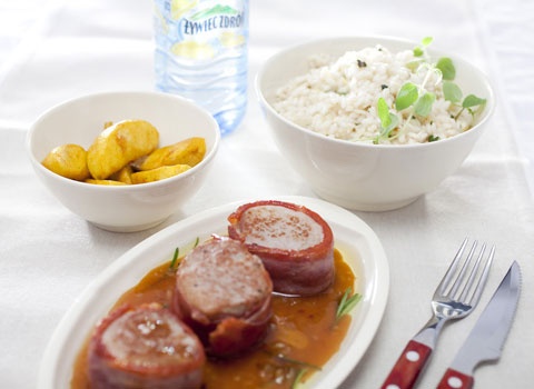 Polędwiczki wieprzowe w suszonej szynce z risotto ziołowym i jabłkami curry.