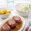 Polędwiczki wieprzowe w suszonej szynce z risotto ziołowym i jabłkami curry.